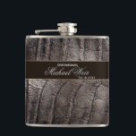Flasques Personnaliser le cuir Brown Groomsman recouvert<br><div class="desc">Un élégant flacon recouvert de cuir personnalisé convient aux mariés.</div>