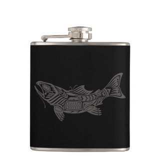 Flasques Poissons gris d'esprit de Haida sur le noir