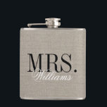 Flasques Rustic Chic Faux Burlap M. et Mme Monogram<br><div class="desc">Simple classique preppy Mr et Mme mariage monogramme sur un rustique pays chic faux burlap texture arrière - plan. Cliquez sur Customiser pour modifier la police monogramme et les couleurs pour créer votre propre design unique. Un cadeau parfait pour la mariée et le marié !</div>