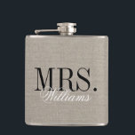 Flasques Rustic Chic Faux Burlap M. et Mme Monogram<br><div class="desc">Simple classique preppy Mr et Mme mariage monogramme sur un rustique pays chic faux burlap texture arrière - plan. Cliquez sur Customiser pour modifier la police monogramme et les couleurs pour créer votre propre design unique. Un cadeau parfait pour la mariée et le marié !</div>