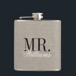 Flasques Rustic Chic Faux Burlap M. et Mme Monogram<br><div class="desc">Simple classique preppy Mr et Mme mariage monogramme sur un rustique pays chic faux burlap texture arrière - plan. Cliquez sur Customiser pour modifier la police monogramme et les couleurs pour créer votre propre design unique. Un cadeau parfait pour la mariée et le marié !</div>