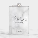 Flasques Scénario moderne - Groomsman personnalisé<br><div class="desc">Cadeaux Groomsman personnalisés avec le nom de toiletteur personnalisé en gris style de police script moderne avec titre et date mariage dans style de police sans serif moderne sur arrière - plan de marbre blanc. Parfait aussi pour le meilleur homme, père de la mariée, demoiselle d'honneur, mère de la mariée...</div>