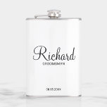 Flasques Scénario moderne - Groomsman personnalisé<br><div class="desc">Cadeaux Groomsman personnalisés avec le nom de marionnettiste personnalisé en noir style de police script moderne avec titre et date mariage dans style de police sans serif moderne sur arrière - plan blanc. Parfait aussi pour le meilleur homme, père de la mariée, demoiselle d'honneur, mère de la mariée et plus...</div>
