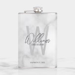 Flasques Script moderne Nom du Groomsman personnalisé<br><div class="desc">Monogramme et cadeaux de nom minimaliste moderne Ce design présente le nom de marionnettiste personnalisé en gris moderne écriture de texte style de police et monogramme en gris clair moderne sans serif style de police comme arrière - plan, avec des détails mariages en gris moderne sans serif style de police,...</div>