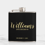 Flasques Script moderne Salons personnalisés<br><div class="desc">Script moderne Flacon de Groomsmen personnalisées avec nom de marionnettiste personnalisé en or style de police script moderne avec titre et date mariage dans style de police sans serif moderne sur arrière - plan noir. Aussi parfait pour Père de la Mariée, Meilleur homme et plus. Remarque : Les détails du...</div>