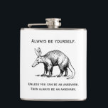 Flasques Soyez toujours vous-même ou un Aardvark Funny<br><div class="desc">"Soyez toujours vous-même. A moins que vous ne puissiez être un arche. Alors soyez toujours un arche." Ces paroles de sagesse sont accompagnées d'une illustration noire et blanche d'une arche.</div>