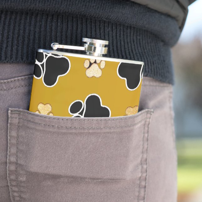 Flasques Tan et empreinte de patte noir sur un arrière - pl (En situation)