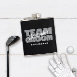 Flasques Team Groom Groomsman Mariage Nom Party Black Grey<br><div class="desc">Le design personnalisé des flacons pour votre soirée de baccalauréat comprend "GROOM TEAM" en gras gris clair. Customisez le nom des groomsmen en écriture blanche et nette sur un arrière - plan noir masculin. Le titre ou le texte personnalisé est présenté ci-dessous. Toutes les couleurs de ce design sont personnalisables...</div>