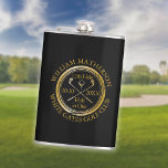 Flasques Trou personnalisé en une seule fiole de golf Gold<br><div class="desc">Avec un effet de timbre vieilli design rétro classique. Personnalisez le nom,  le numéro du trou de localisation et la date pour créer un grand gardien de golf pour célébrer ce trou fantastique en un. Conçu par Thisisnotme©</div>