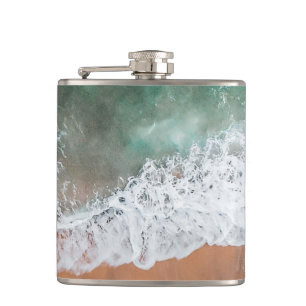 Flasques Vagues sur la plage de sable