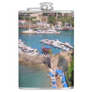 Flasques Vue sur le port, plage Mermerly dans la ville Anta