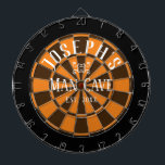 Fléchettes Cible de flechettes de nom personnalisé de la grot<br><div class="desc">Arrière - plan coloré avec nom personnalisé et grotte homme au centre du tableau. Autres couleurs disponibles dans la boutique. Orange</div>