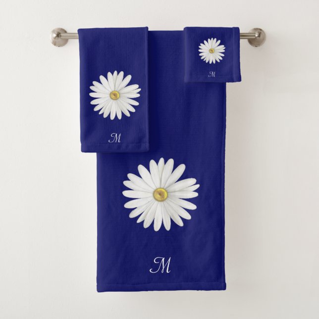 Fleur blanche et monogramme sur fond bleu marine (En situation)