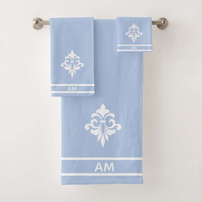 Fleur blanche, monogramme et rayures sur fond bleu (En situation)