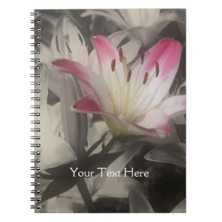 Fleur de lis dans le carnet noir et blanc