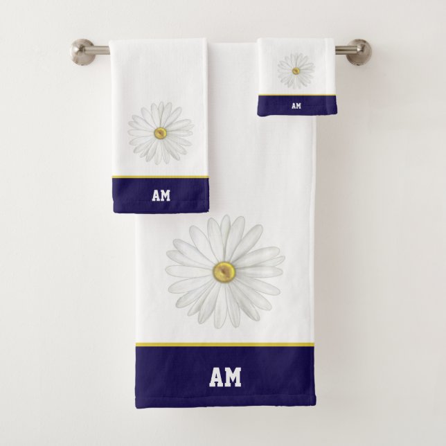 Fleur de marguerite et monogramme sur serviette de (En situation)