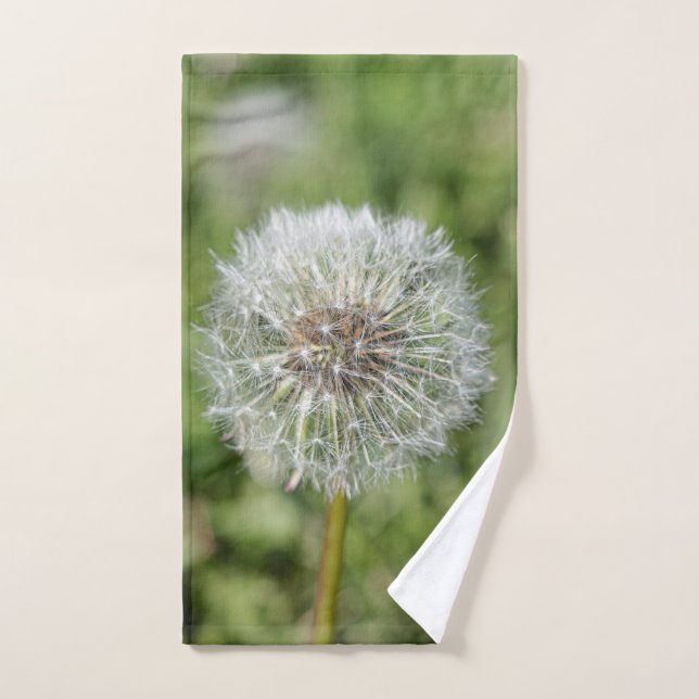 Fleur de pissenlit blanc sur herbe verte (Serviette à main)