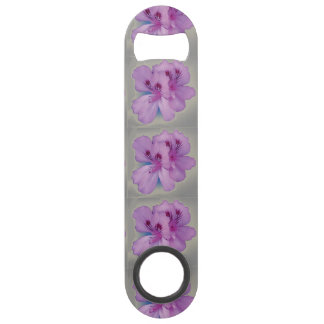 Fleur pourpre sur l'ouvreur de bouteille de