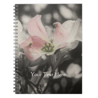 Fleur rose de cornouiller dans le carnet noir et