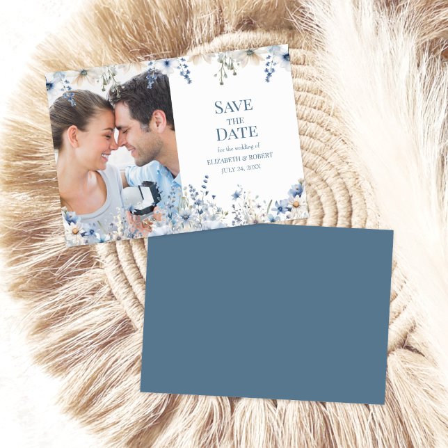 Fleur sauvage Bleu Meadow Enregistrer le Carte pho (Blue Wildflower Meadow Save The Date Photo Card on a neutral boho table decor.)