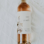 Fleur sauvage lunatique | Étiquette de vin Mariage<br><div class="desc">Ce Fleur sauvage fantasque | étiquette de vin mariage ivoire est parfait pour votre mariage boho simple et élégant. Les fleurs sauvages minimalistes d'aquarelle vous feront vivre votre vision ! Le design de jolies fleurs blanches et dorées, avec des touches de violet et de jaune, complètera votre rêve de mariage...</div>