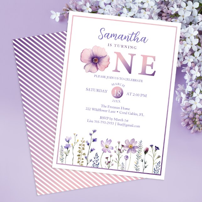 Fleur sauvage Violette Elle Tourne Une Invitation (Floral First Birthday Party Invitation)
