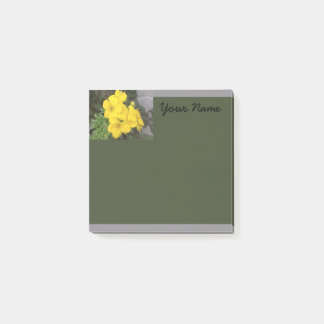 Fleur sur des notes post-it vertes