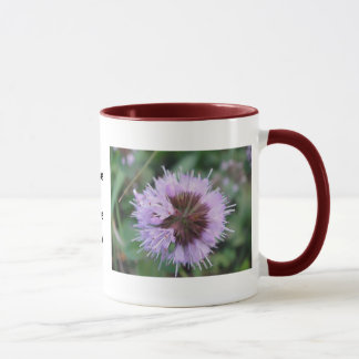 Fleur violette de Mug avec texte noir : passez une