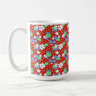 Fleurs blanches et bleues sur un mug rouge