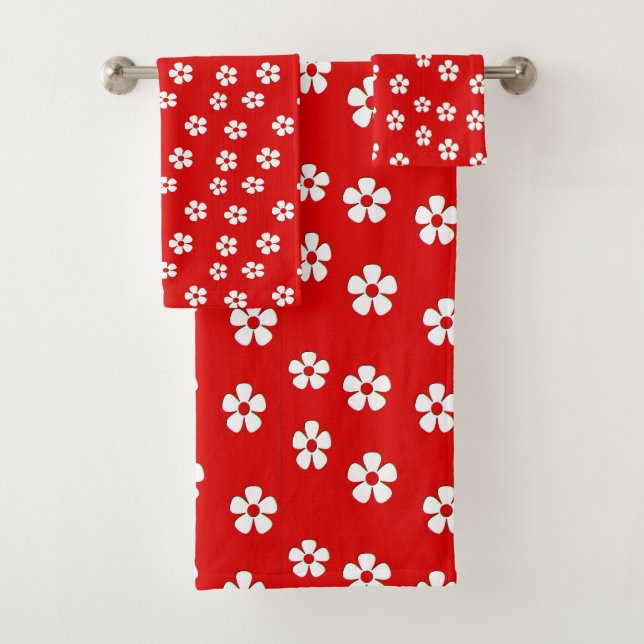 Fleurs blanches mignonnes sur rouge (En situation)