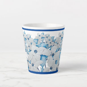 Fleurs de bois de chien sur une petite Mug en latt