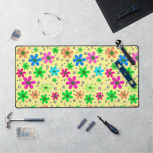Fleurs de camomille multicolores lumineuses sur un