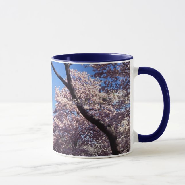 Fleurs de cerisier dans la tasse de café de (Droite)