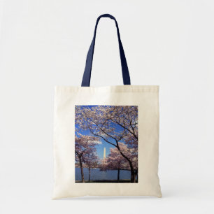 Fleurs de cerisier dans le sac fourre-tout à toil