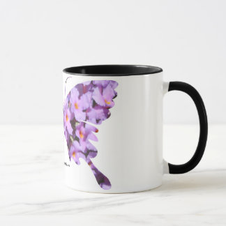 Fleurs de Lantana de lavande sur une tasse de café