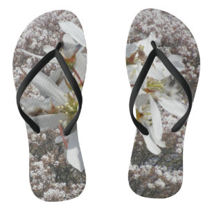 Fleurs de l'apparition partout sur les tongs impri