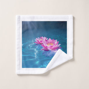Fleurs de Lotus rose flottant sur l'eau bleu crist
