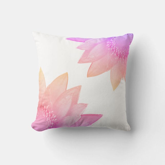 Fleurs de lotus rose pastel sur un coussin jeté bl (Recto)