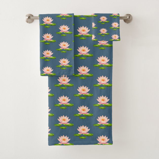 Fleurs de lotus roses et nénuphars sur fond bleu (En situation)