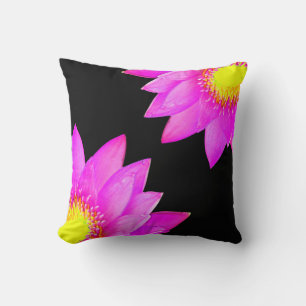 Fleurs de lotus roses sur un coussin de jetée noir