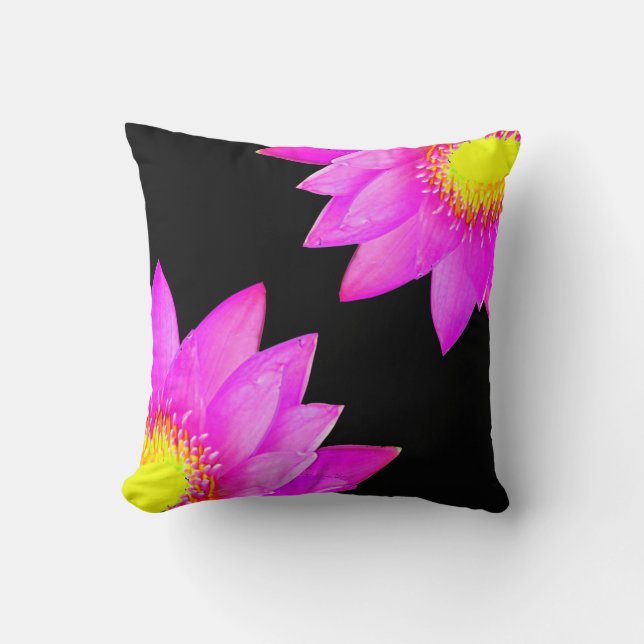 Fleurs de lotus roses sur un coussin de jetée noir (Recto)