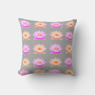 Fleurs de lotus roses sur un coussin décoratif gri