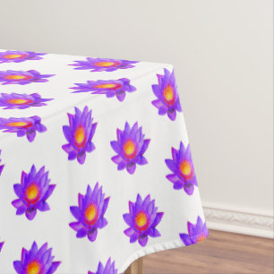 Fleurs de lotus violettes sur nappe blanche