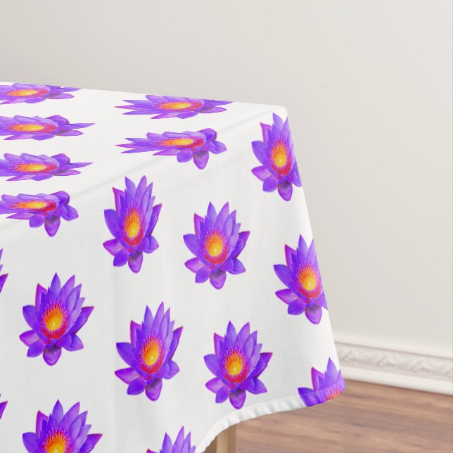 Fleurs de lotus violettes sur nappe blanche (In Situ)