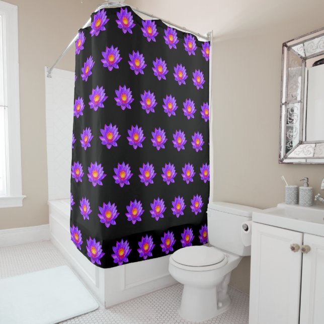 Fleurs de lotus violettes sur rideau de douche noi (En situation)