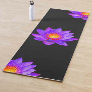 Fleurs de lotus violettes sur tapis de yoga noir