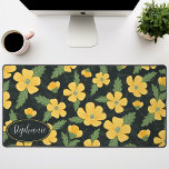 Fleurs de papillon à motif floral personnalisées<br><div class="desc">Plongez dans la tranquillité de la nature avec ce mignon tatouage floral motif fleurs papillon personnalisé Mat de bureau. Couvert d'un motif sophistiqué de fleurs de betercup vibrantes, il capture sans effort l'esprit d'une prairie en fleurs. Le design floral associe les couleurs vives des fleurs jaunes et vertes des papillons...</div>