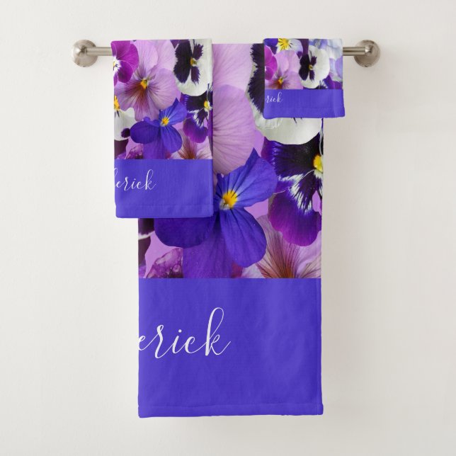 Fleurs de pensée violettes bleues blanches à monog (En situation)