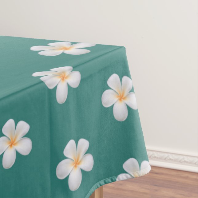Fleurs de Plumeria élégantes sur nappe sarcelle (In Situ)