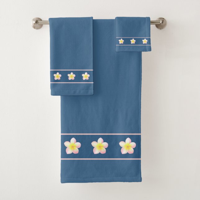 Fleurs de Plumeria sur fond bleu (En situation)